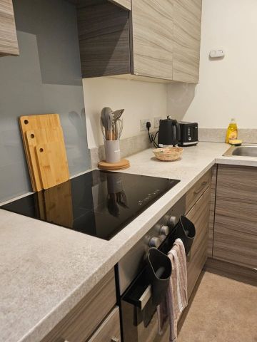 2 Bed Flat, Western Road, BN1 - Photo 3