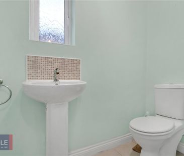 3 bedroom end of terrace house to rent - Photo 2