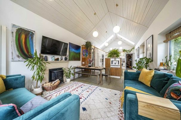 Riverfield Road, Staines Upon Thames, TW18 - Photo 1