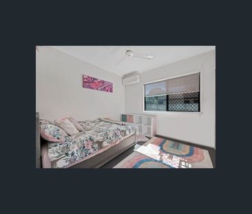 Spacious Family Living in Bushland Beach - Photo 4