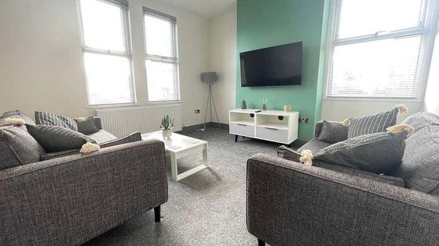 Salisbury Grove, Leeds, LS12 - Photo 1