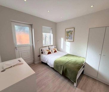 4 bedroom flat to rent - Photo 2