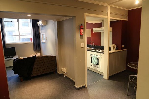 2 bedroom fully furnished apartment - Vogel St - Photo 1