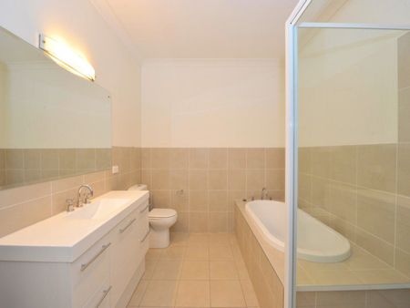 Executive Townhouse in High East - Photo 4