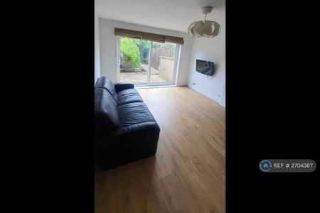 2 bedroom terraced house to rent - Photo 2