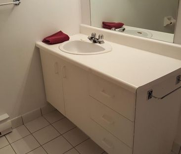 Grand 4 1/2 entièrement rénové libre immédiatement - Photo 2