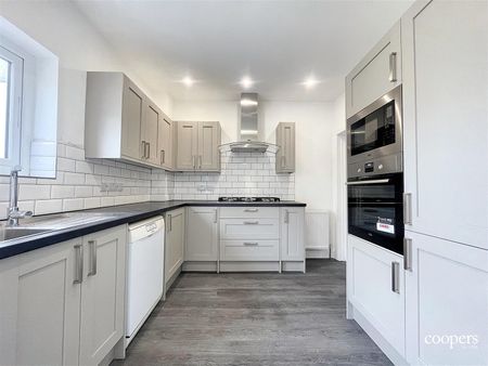 Swakeleys Road, Ickenham, UB10 - Photo 5