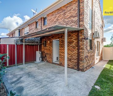 Spacious 2-Bedroom Townhouse in Prime Location - Photo 4