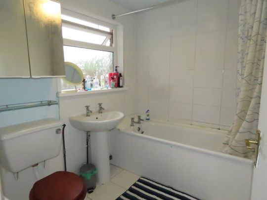 4 bed House - To Let - Photo 1