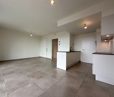 Ruim en lichtrijk 2-slaapkamerappartement met ruim terras in Roeselare - Photo 2