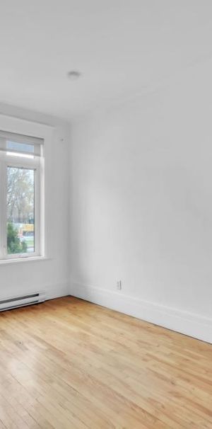 Ce vaste logement 6½ se distingue par sa luminosité et ses plafonds de 9 pieds : - Photo 1