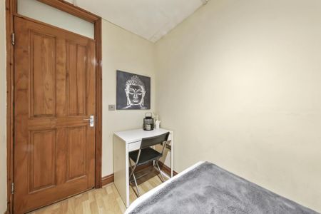 1 bedroom in a house share to rent - Photo 2