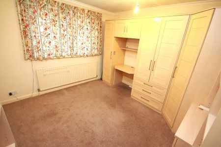 4 bedroom end of terrace house to rent - Photo 2