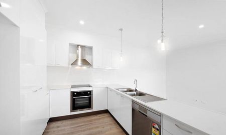 Outstanding Gorgeous Townhouse in Cooroy! - Photo 2