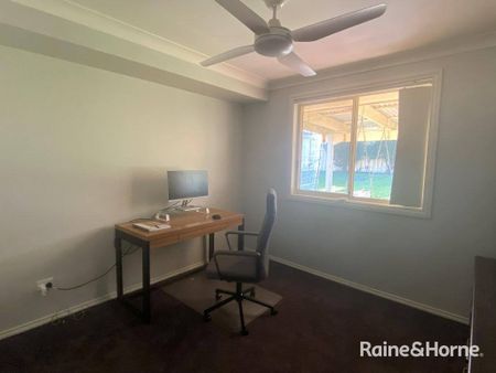 FAMILY HOME WITH SPACIOUS YARD - Photo 4