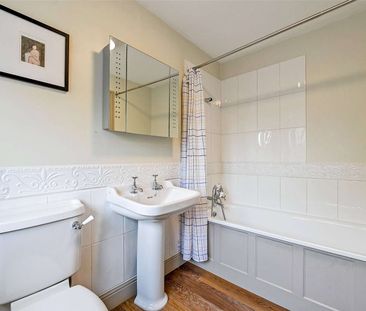 Modern family home in sought after village - Photo 3