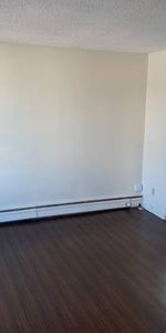 Studio Apartment-Prime Location-Near Stanley Park-View - Photo 3