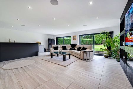 An exceptional architect designed residence set within a 0.75 acre plot, enjoying far-reaching countryside views and offering 3156 sq ft of contemporary living through. - Photo 5