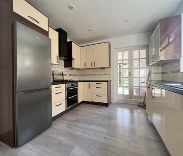 3 bedroom house - semi-detached - Photo 3