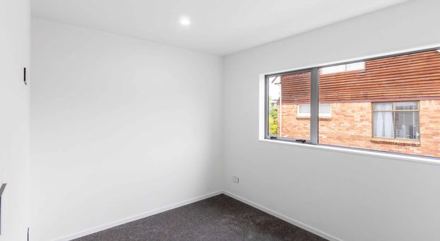 Modern 3 bedroom townhouse with water views in quiet cul-de-sac! - Photo 1