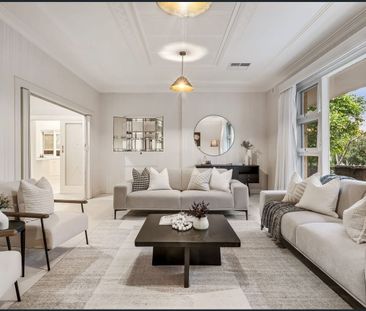 Classic Mid-Century Elegance - Photo 3