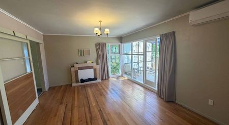 HOWE STREET GEM! - Photo 2