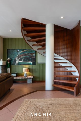 Architecture traditionnelle du Bassin d'Arcachon, cette villa de 170 m2 se positionne en première ligne au bord de l'eau sur un terrain arboré de 770 m2. - Photo 2