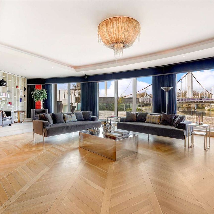 A sensational two bedroom apartment in a popular riverside development by Chelsea Bridge. - Photo 1