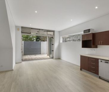 Villa Style Apartment Offers Expansive Courtyard - Photo 5