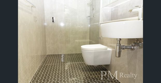 Spacious One Bedroom Apartment with Stunning Views - Photo 1