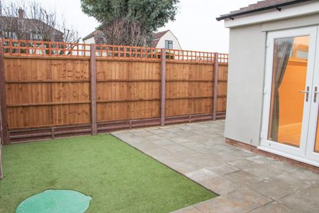 2 bedroom semi-detached bungalow to rent - Photo 4