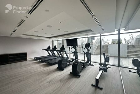 HIGH FLOOR | QUALITY FURNISHING | VACANT - Photo 2