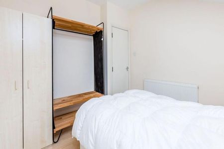 Located in Central Hackney a top floor 2 bedroom close to amenities - Photo 2