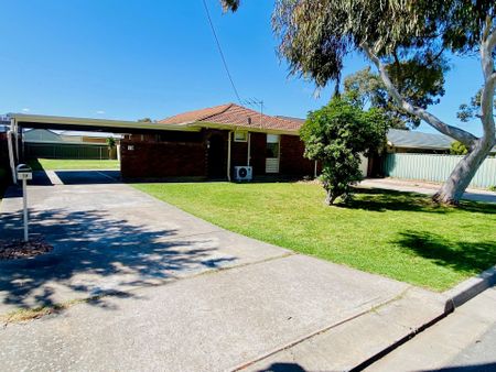 Refurbished 3 Bedroom Home - Spacious Grounds - Photo 3