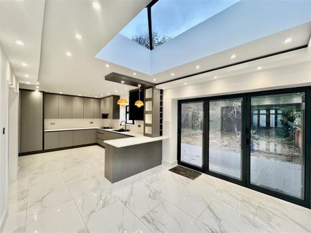 4 bedroom semi-detached house to rent - Photo 5