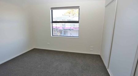 MODERN - CITY CENTRE - THREE BEDROOM TOWNHOUSE - Photo 3