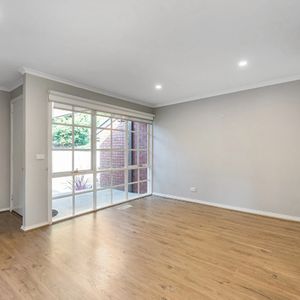 Two bedroom unit in a great location - Photo 2