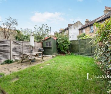3 bedroom mid-terrace to rent Oval Road - Photo 1