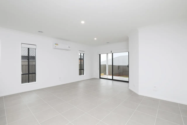 11 Duloe Rise, Melton South VIC 3338 - House For Rent | Domain - Photo 1
