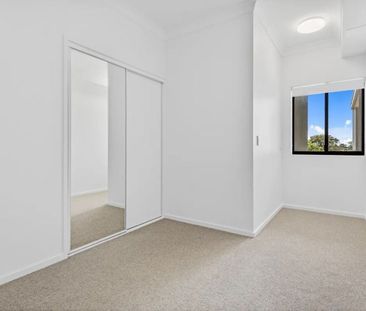 Top Floor Apartment with River Views & Spacious Covered Balcony - Photo 3