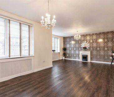 Excellent size 3 bedroom lateral flat, in a highly regarded develop... - Photo 1