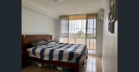 Modern Two Bedroom Apartment - Photo 2