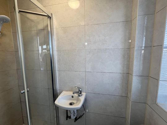 Self contained studio flat close to ilford station- 900 pcm -dss accepted - Photo 1