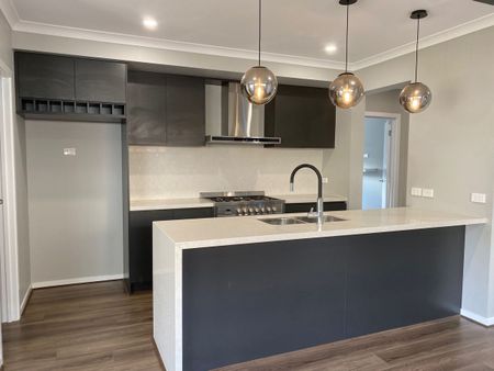 Stunning Family Home in Manzeene Estate - Photo 4