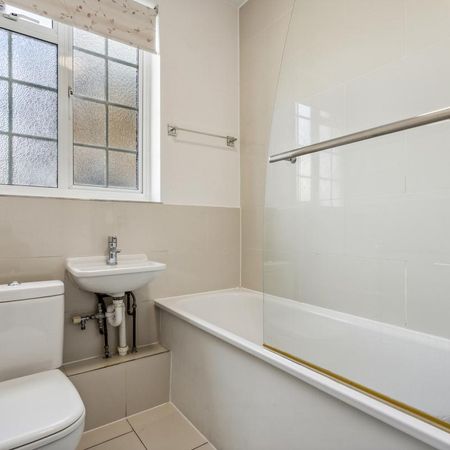 1 bedroom flat in Kensington High Street - Photo 3