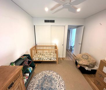 Bright, ultra convenient, large apartment with views - Photo 6