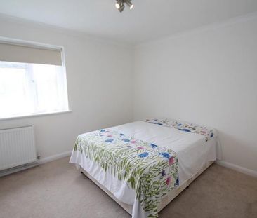 27a Kenilworth Road, Ashford, Surrey,TW15 - Photo 3