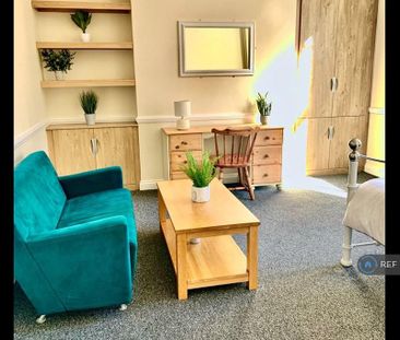 3 bedroom flat to rent - Photo 2