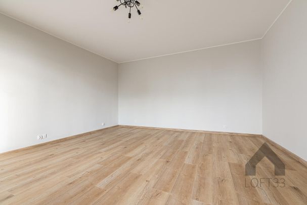 Przestronna kawalerka z balkonem w budynku z windą na osiedlu Stałym w Jaworznie do wynajęcia - Photo 1
