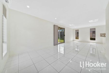 All Bedrooms Air Conditioned - Great Size Yard - Great Location! - Photo 2